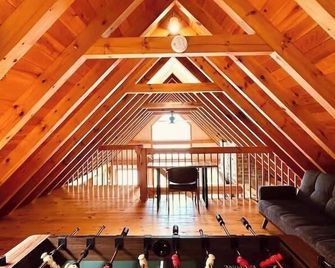 Zeta's Beachfront Cottage on Georgian Bay - Wiarton - Living room