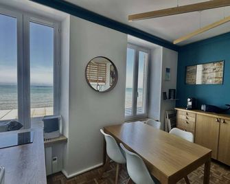 À l'est - Studio vue mer sur la digue - Arromanches-les-bains - Dining room