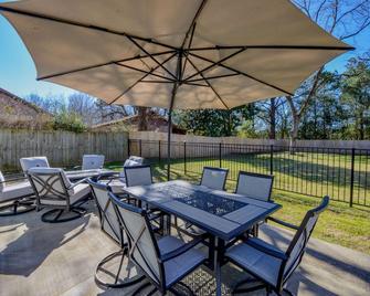 T-Town Cottage - Book for Football season! - Northport - Pátio