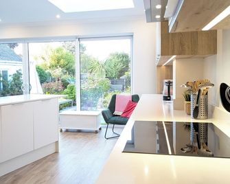 4-Bed Home, 5 min Walk to the Beach - Southbourne, West Sussex