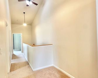 3 Bedroom 2 Bath Modern Town Home Near Gmc - Danville - Flur