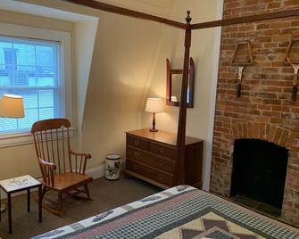Creek Side Apartment On Main Street In Hot Springs! - Hot Springs - Bedroom