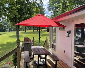Jolie Maison Bobcaygeon Waterfront Cottage - Buckhorn - Patio