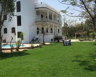 Villa Sarah, lush green and serine - גיזה - בניין