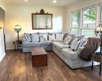 Remodeled gorgeous cottage overlooking horse farm. Family and work friendly. - Georgetown - Living room
