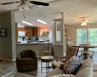 Enjoy A Peaceful & Secluded Home On Bull Shoals Lake - Direct Lake Access! - Yellville - Living room