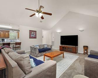 Relaxing single-family house on a 2-acre land between Houston and Galveston - Santa Fe - Living room