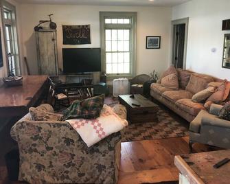 Rusty House Lake Roof! - Aurora - Sala de estar