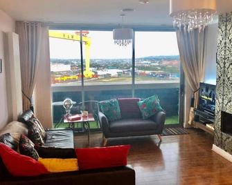 Seconds from Titanic History: Penthouse Apartment for 4 guests - Belfast - Living room