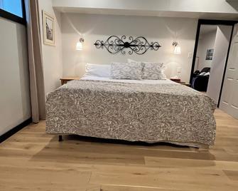Heart of Wine Country with a View in the Okanagan - Kaleden - Bedroom