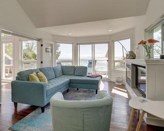 Beautiful pet friendly Beach House: Inquire for monthly rental rate - Gibsons - Huiskamer