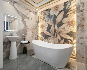 Romeo Hotel Linh Dam 1 - By Bay Luxury - Hanoi - Bany