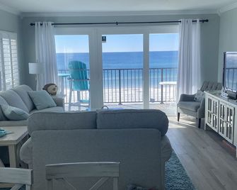Completely renovated in Jan 2022! Free beach service! - Shalimar - Living room
