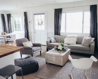 Luxury Sonoma Cottage: Sanctuary with Pool! Close to Square & Wineries - Sonoma - Living room