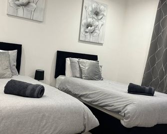 Sleek Sleeps 6 Sunset Views Family friendly - Wallington - Bedroom