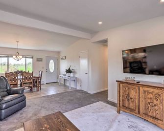 Picturesque Palisade Home Mt Garfield Views! - Palisade - Living room