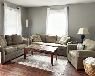 Peaceful 2-bedroom condo in Concord right off I-93 - Concord - Obývací pokoj