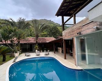 House in the woods - انغرا دوس ريس - حوض السباحة