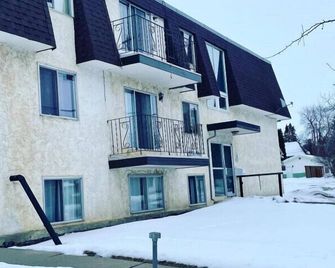 Exquisite 2 Bedroom Apartment - Camrose - Edificio