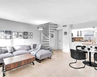 Modern apt w/quick beach access & pool - Pompano Beach - Living room