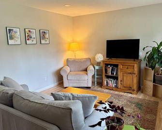 Cozy House less than two miles from Ocean Beaches - Hampton Bays - Living room