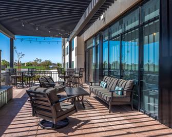 Holiday Inn Express & Suites Gilbert – Mesa Gateway Airport - Gilbert - Patio