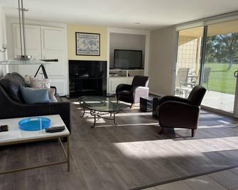Beautiful Mountain Views on 1st Fairway of World Famous Bermuda Dunes CC! - Bermuda Dunes - Living room