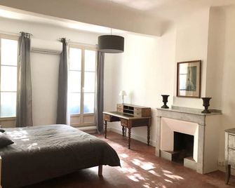 Beau 3 pièces 83 m2 au coeur du centre historique d'Aix en Provence - Aix-en-Provence - Soveværelse