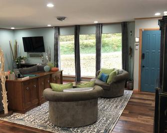 Adventure and Convenience - Moonwakes & Mimosas - South Pittsburg - Sala de estar