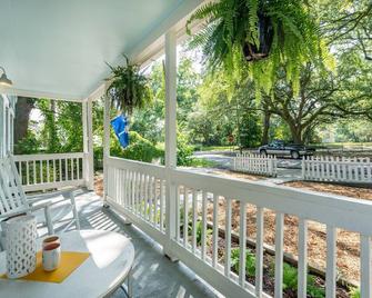 Bright, Family-friendly Home w/ Big Backyard, Very Walkable - North Charleston - Balcony