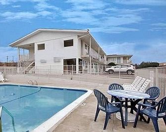 Americas Best Value Inn & Suites-Blue Springs / Kansas City - Blue Springs - Zwembad