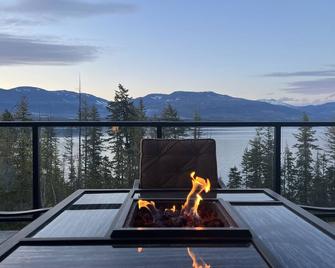 A Cozy And Modern Retreat On Shuswap Lake - Blind Bay - Balcón