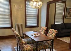 Charming Historic 2br/1ba In Downtown East Dundee - East Dundee - Comedor