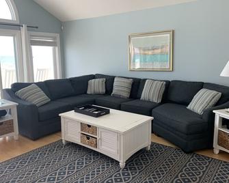 Quiet Beachfront Location, Great separate living areas for families - Pine Knoll Shores - Living room