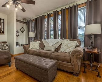A Must See! 2br Lakefront Home W/ Boats & More! - East Dubuque - Sala de estar