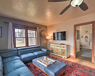 Charming Missoula House Near Downtown + Um! - Missoula - Living room