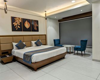 Hotel Red Chillee Restro - Silvassa - Bedroom