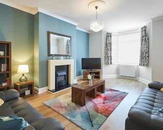Pass the Keys Modern home in a seaside town - Seaham - Living room