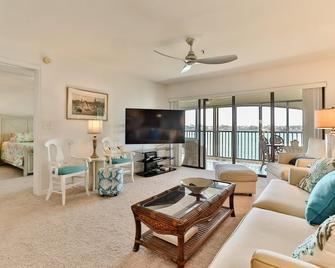 2-2 Riverfront Condo At Bouchelle Island - New Smyrna Beach - Living room