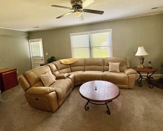 Little Granny's House - 3 Bedroom, 1 Bath - Kernersville - Living room