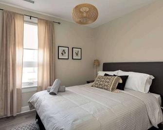 Casa Leslieville - 2br Suite With Lrg Patio! - โตรอนโต - ห้องนอน