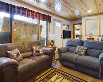 Bear Den-Secluded 2 Bedroom Cabin Located in the Hiawatha National Forest. - Shingleton - Living room