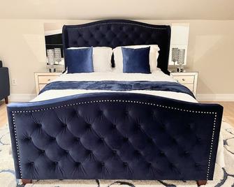 Deluxe House with Master Bedroom and Luxury Bathroom. - East Orange - Bedroom