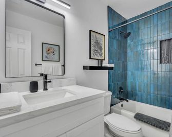 Statesboro Luxe: Luxury In A Prime Location - Statesboro - Bathroom