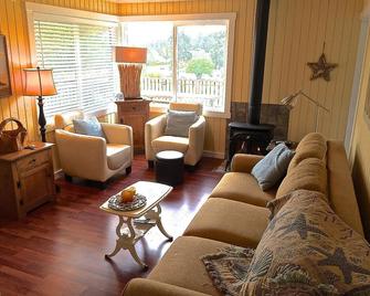 Mutiny Bay Cottage - Freeland - Living room