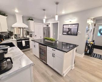 Newly Built Waterfront home w/amazing views! - Portage - Kitchen