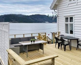 6 person holiday home in Svelgen-By Traum - Florø - Balcone