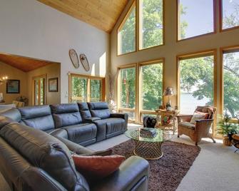 Lakefront Brainerd Cabin w/ Fireplace! - Brainerd - Sala de estar