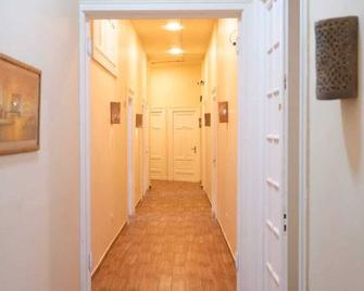Charming Oasis in the Heart of Cairo – Authentic Hospitality Awaits! - Madinat Coraya - Hallway