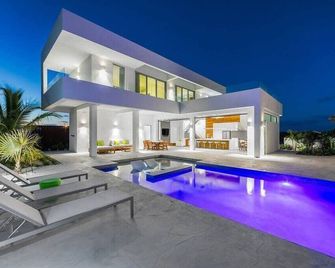 Oceanside 3 Bedroom Luxury Villa with Private Pool, 500ft from Long Bay Beach -V2 - The Bight Settlements - Alberca